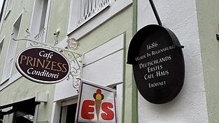 Das Café Prinzess in der Regensburger Altstadt ist ein beliebter Touristenmagnet. 1686 war es zudem das erste Kaffeehaus Deutschlands.