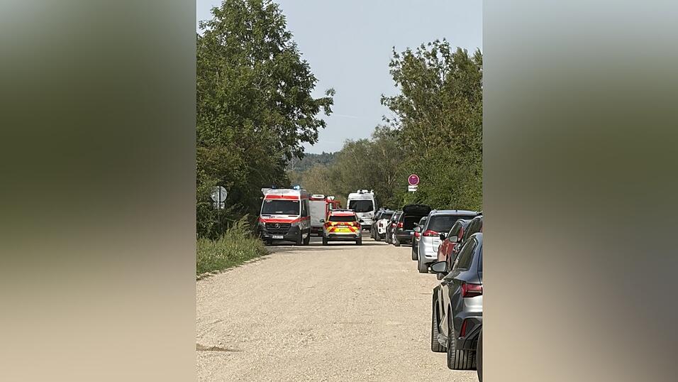 Der Zufahrtsweg zum Weiher 11 bei Kirchroth war voll mit Einsatzfahrzeugen, wobei kurz vor 16 Uhr die ersten schon wieder weggefahren waren.