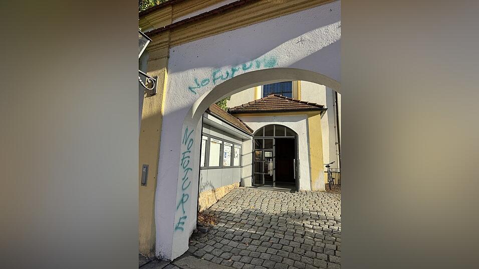 Auf Torbogen und Pfeiler wurde &bdquo;no future&ldquo; gespr&uuml;ht.