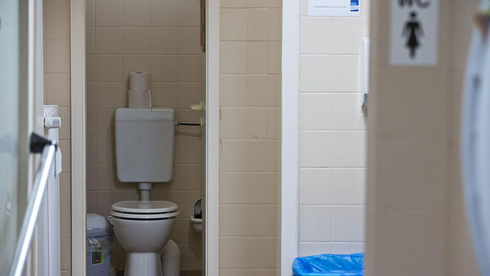 Busfahrer sind auf &ouml;ffentliche Toiletten angewiesen. Doch in Zeiten von Corona sind die meisten zugesperrt.