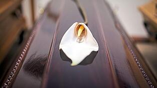 Ein würdevoller Umgang mit den Verstorbenen muss selbstverständlich sein. Das betont der Sprecher der Sana-Kliniken im Landkreis. Doch eine Hinterbliebene hat da Zweifel angemeldet. Ein würdevoller Umgang mit den Verstorbenen muss selbstverständlich sein. Das betont der Sprecher der Sana-Kliniken im Landkreis. Doch eine Hinterbliebene hat da Zweifel angemeldet.