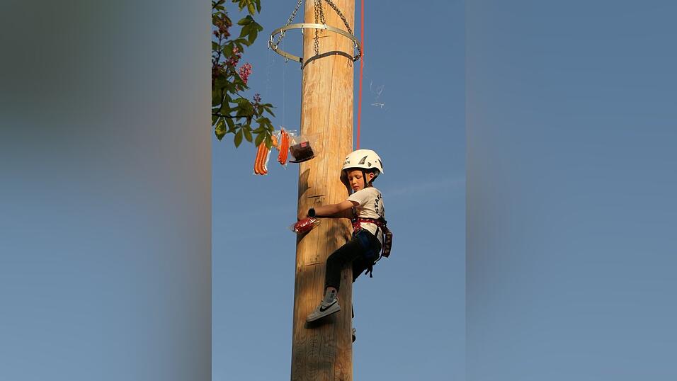 Maximilian S&uuml;&szlig;, 6, mit der erbeuteten Wurst.