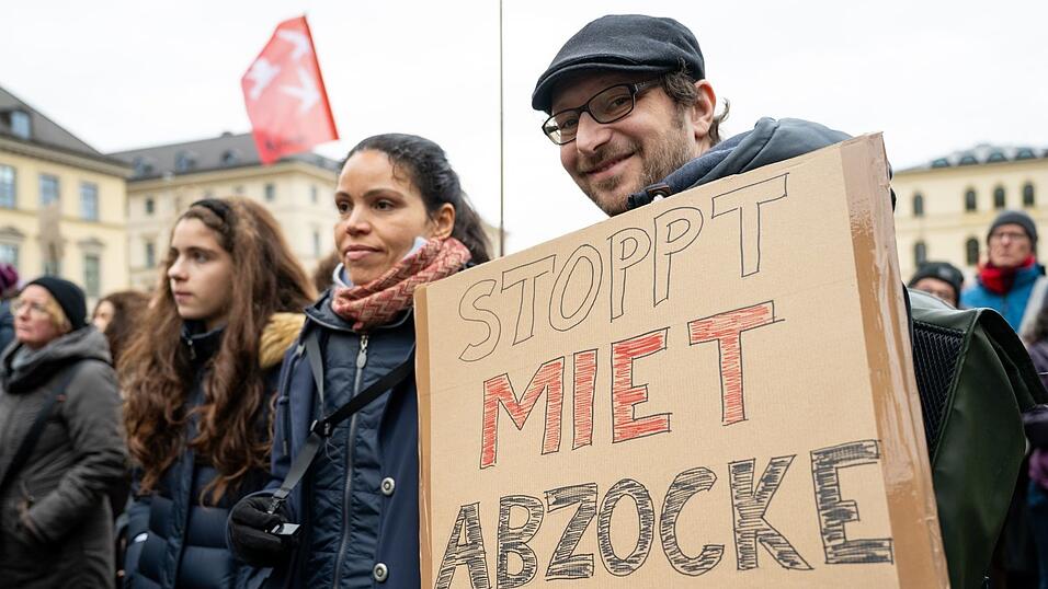 Die Demonstrantinnen und Demonstranten verlangen bezahlbaren Wohnraum.