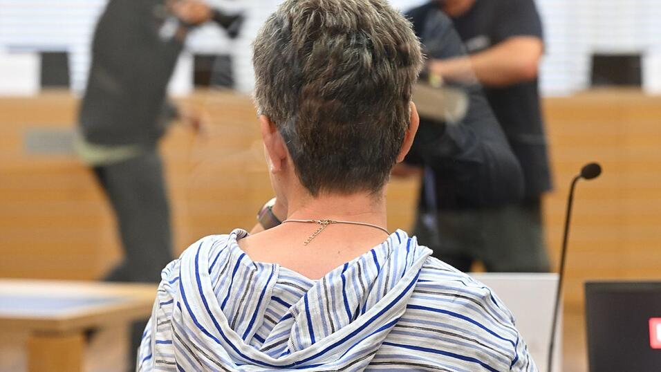 Eine der vier Angeklagten im Landgericht Braunschweig. Sie soll f&uuml;r die Straftaten der Mitangeklagten Beihilfe geleistet haben.