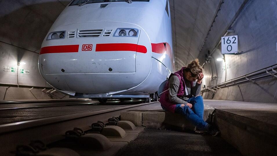 Der Übungseinsatz in dem Eisenbahntunnel fand am Samstag statt. Der Übungseinsatz in dem Eisenbahntunnel fand am Samstag statt.