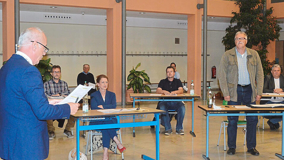 Schriftlich und geheim war die Wahl zum Zweiten und Dritten Bürgermeister. - Nach einem Kopf-an-Kopf-Rennen wurde Johann Staudinger als Dritter Bürgermeister vereidigt. Schriftlich und geheim war die Wahl zum Zweiten und Dritten Bürgermeister. - Nach einem Kopf-an-Kopf-Rennen wurde Johann Staudinger als Dritter Bürgermeister vereidigt.