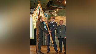Übergabe der Standarte von Richard Drexl an Norbert Wagner (l.), das Geschehen verfolgt Bayerns Bauminister Christian Bernreiter, der am Nachmittag zu der Veranstaltung kam.