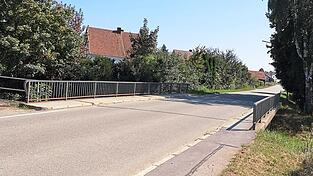 Die Bayerbachbrücke der SR 50 bei Laberweinting ist in die Jahre gekommen und soll neu gebaut werden. Die Bayerbachbrücke der SR 50 bei Laberweinting ist in die Jahre gekommen und soll neu gebaut werden.