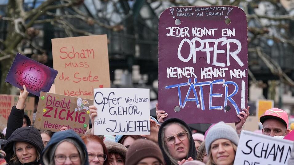Tausende Menschen versammeln sich seit Tagen in ganz Deutschland auf den Straßen. (Archivbild) Tausende Menschen versammeln sich seit Tagen in ganz Deutschland auf den Straßen. (Archivbild)