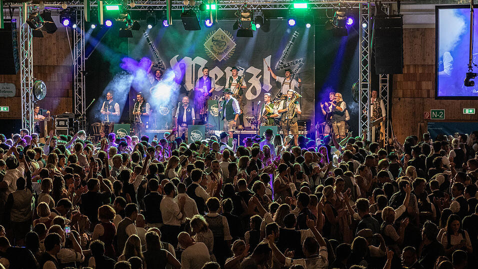 Die Partybilder vom Dienstag, 11. August, aus dem Festzelt Weckmann. Die Partybilder vom Dienstag, 11. August, aus dem Festzelt Weckmann.