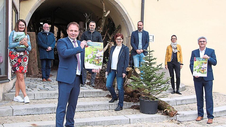 Vor dem Märchenwald freuen sie sich auf die Aktion 'Cham blüht auf': Elisabeth Sittenauer von der Tourist-Information, Stadtbaumeister Franz Pamler, Bürgermeister Martin Stoiber, Thomas Seidl, Vorsitzender des Vereins Cham erleben, Kulturreferentin Petra Jakobi, Stadtrat Georg Kerschberger, Anjalie Chaubal, Leiterin des Cordonhauses, und Stadtrat Christian Bauer (von links). Vor dem Märchenwald freuen sie sich auf die Aktion 'Cham blüht auf': Elisabeth Sittenauer von der Tourist-Information, Stadtbaumeister Franz Pamler, Bürgermeister Martin Stoiber, Thomas Seidl, Vorsitzender des Vereins Cham erleben, Kulturreferentin Petra Jakobi, Stadtrat Georg Kerschberger, Anjalie Chaubal, Leiterin des Cordonhauses, und Stadtrat Christian Bauer (von links).