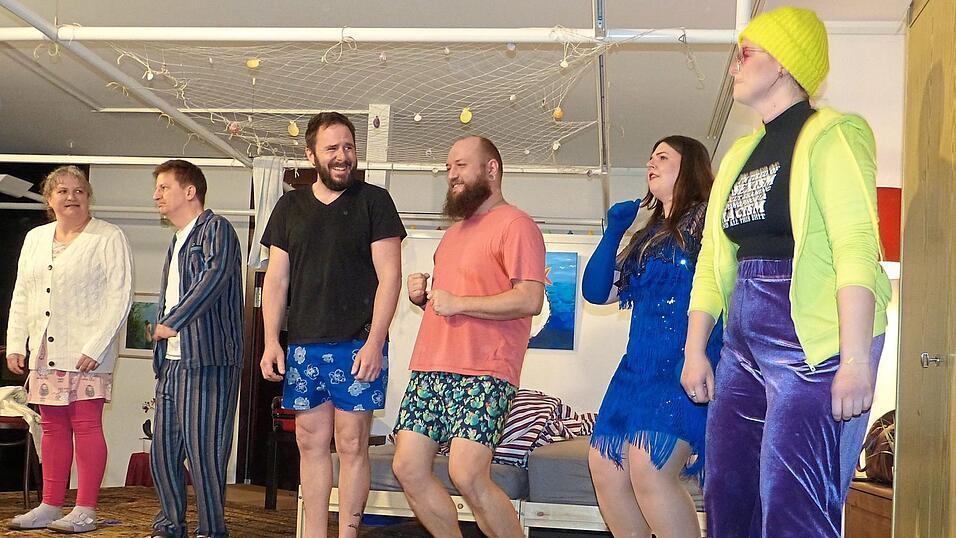 Freuen sich am Ende der gelungenen Premiere über den verdienten Applaus (von links): Stepanie Berg, André Patenge, Anton Berg, Jens Götz, Theresia Albert und Elisa Köppen. Freuen sich am Ende der gelungenen Premiere über den verdienten Applaus (von links): Stepanie Berg, André Patenge, Anton Berg, Jens Götz, Theresia Albert und Elisa Köppen.
