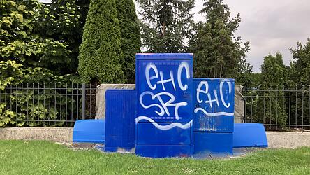 Strom- und Verteilerkästen wie hier in Rain sind in den EHC-Farben bemalt. Vor einiger Zeit hatten sich mutmaßlich rivalisierende Eishockey- und Fußballfans der Clubs aus Straubing und Regensburg ein Farben-Gefecht geliefert und die Kästen abwechselnd in Blau und in Rot umgestrichen.