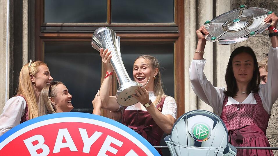 Klara Bühl (2.v.r.): Nächste Trophäe für die Bayern-Frauen? (Archivbild) Klara Bühl (2.v.r.): Nächste Trophäe für die Bayern-Frauen? (Archivbild)
