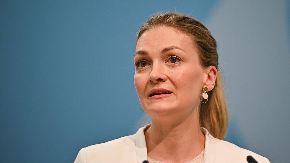 Nach dem Kompromiss zu den Krankenkassenbeiträgen fordert Bayerns Gesundheitsministerin Judith Gerlach (CSU) eine längerfristige Lösung. Dabei dürfe es keine Denkverbote geben. (Archivbild) Nach dem Kompromiss zu den Krankenkassenbeiträgen fordert Bayerns Gesundheitsministerin Judith Gerlach (CSU) eine längerfristige Lösung. Dabei dürfe es keine Denkverbote geben. (Archivbild)