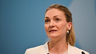 Nach dem Kompromiss zu den Krankenkassenbeitr&auml;gen fordert Bayerns Gesundheitsministerin Judith Gerlach (CSU) eine l&auml;ngerfristige L&ouml;sung.  Dabei d&uuml;rfe es keine Denkverbote geben. (Archivbild)