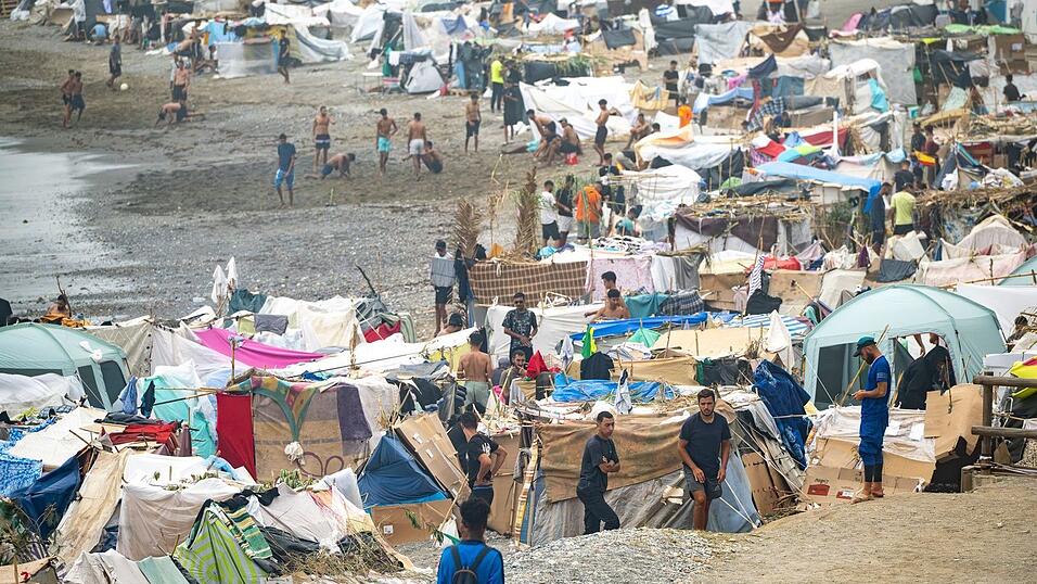 Ein Gro&szlig;teil der noch etwa 5.000 Migranten in Ceuta kampiert seit Wochen an Str&auml;nden und an Stra&szlig;enr&auml;ndern der von dem Andrang &uuml;berforderten spanischen Nordafrika-Exklave Ceuta.