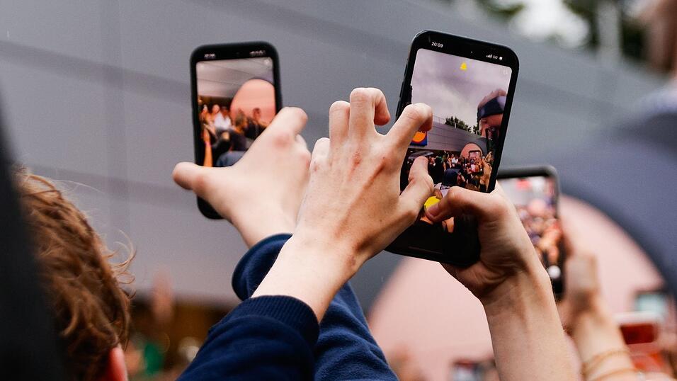 Viele Fans zücken bei den Auftritten gerne und oft ihr Handy. (Archivbild) Viele Fans zücken bei den Auftritten gerne und oft ihr Handy. (Archivbild)