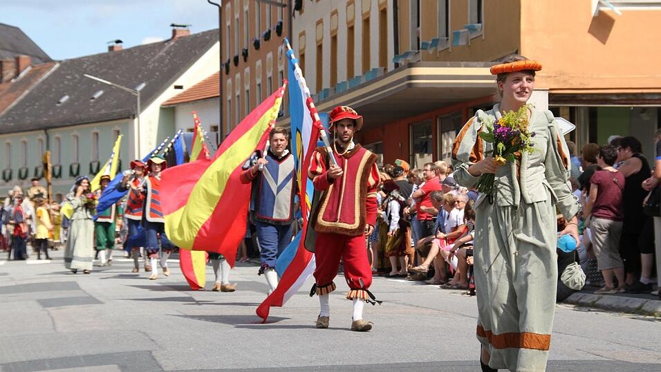 Die schönsten Augenblicke des historischen Drachenstich-Festzuges 2016. Die schönsten Augenblicke des historischen Drachenstich-Festzuges 2016.