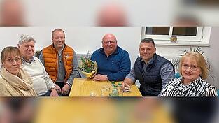 Gerhard Krampfl inmitten seiner neuen Parteikollegen von den Freien Wählern: (v.l.) Heidi Koschollek, Reinhard Leuschner, Werner Zellner, Gerhard Krampfl, Stefan Fisch und Monika Beham. Gerhard Krampfl inmitten seiner neuen Parteikollegen von den Freien Wählern: (v.l.) Heidi Koschollek, Reinhard Leuschner, Werner Zellner, Gerhard Krampfl, Stefan Fisch und Monika Beham.