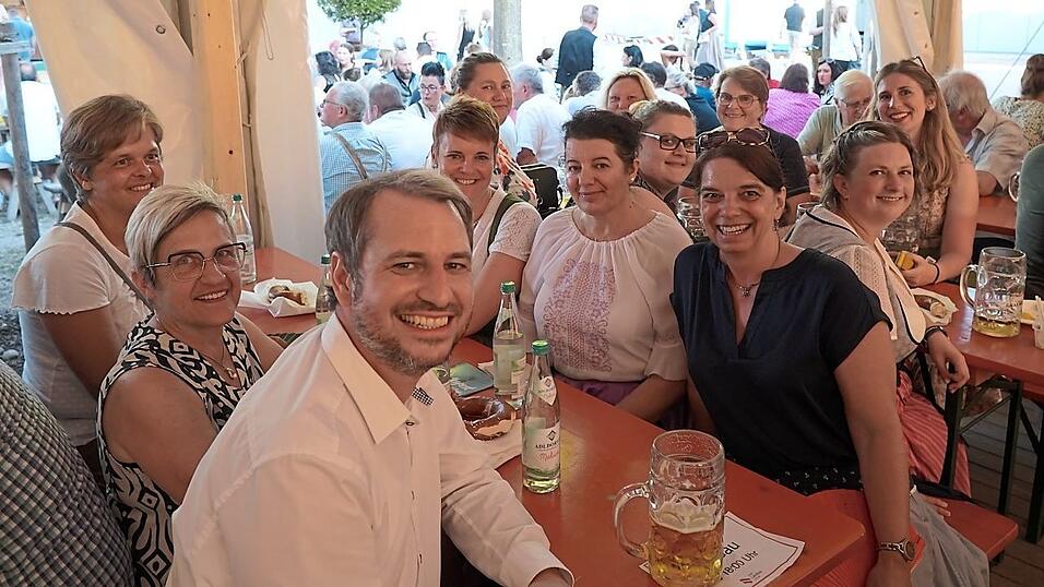 B&uuml;rgermeister Matthias Kohlmayer bei den Erzieherinnen des Kindergarten St. Martin