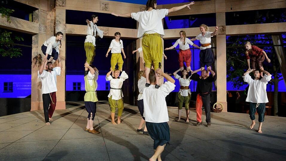 In der Pause hatte die Showtanzgruppe 'Flip Flops' Zeit, ihr ganzes Können zu präsentieren. (Fotos: Ulli Scharrer) In der Pause hatte die Showtanzgruppe 'Flip Flops' Zeit, ihr ganzes Können zu präsentieren. (Fotos: Ulli Scharrer)