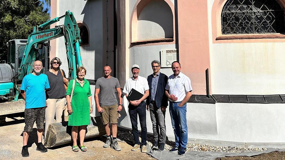 Max Thanner und Maria Pl&ouml;tz von der Kirchenverwaltung, Kirchenpflegerin Ingrid Vandieken, Andreas Iochim von der Firma Eberhardt, Architekt Michael Nadler, Thomas Rothamer von der Unteren Denkmalschutzbeh&ouml;rde und Pater Martin von St. Jakob (von links) vor dem Graben an der S&uuml;dseite der Kirche.