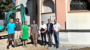 Max Thanner und Maria Pl&ouml;tz von der Kirchenverwaltung, Kirchenpflegerin Ingrid Vandieken, Andreas Iochim von der Firma Eberhardt, Architekt Michael Nadler, Thomas Rothamer von der Unteren Denkmalschutzbeh&ouml;rde und Pater Martin von St. Jakob (von links) vor dem Graben an der S&uuml;dseite der Kirche.