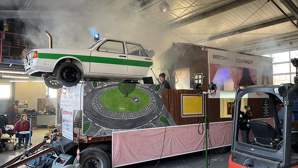Das 'Bolizei'-Auto, ein echter, ausgeschlachteter, 80er-Audi ist das Aushängeschild des Faschingswagens. Das 'Bolizei'-Auto, ein echter, ausgeschlachteter, 80er-Audi ist das Aushängeschild des Faschingswagens.
