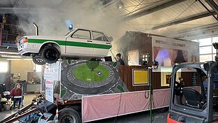 Das 'Bolizei'-Auto, ein echter, ausgeschlachteter, 80er-Audi ist das Aushängeschild des Faschingswagens. 