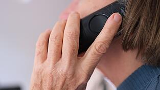 Die mutma&szlig;lichen Betr&uuml;ger erz&auml;hlten den Frauen am Telefon, ein Angeh&ouml;riger h&auml;tte einen t&ouml;dlichen Unfall verursacht. (Symbolbild)