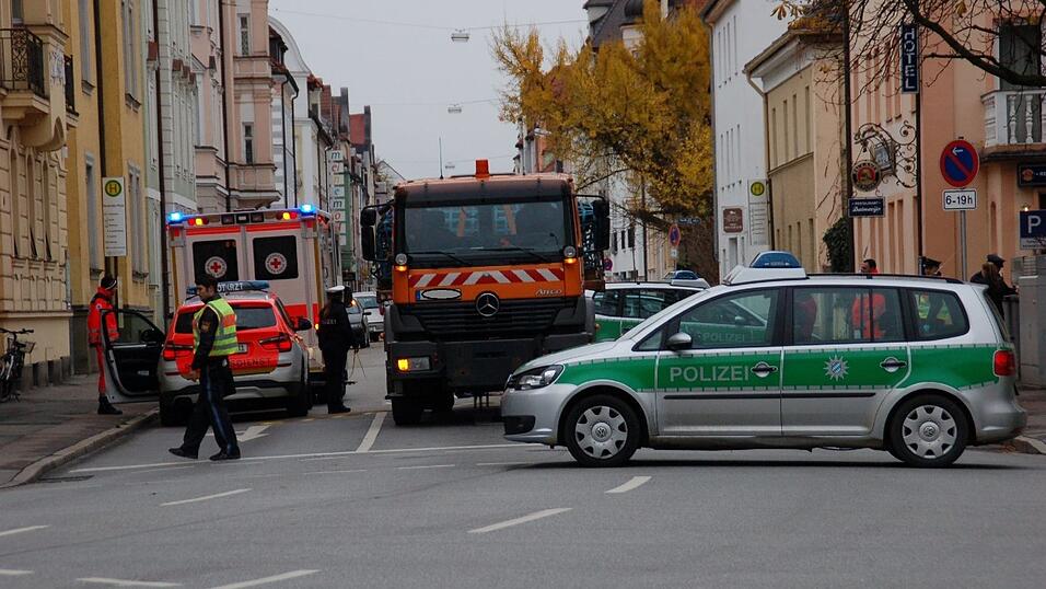 Bei einem Unfall am John-F.-Kennedy-Platz in Landshut ist am Montag ein Fu&szlig;g&auml;nger t&ouml;dlich verungl&uuml;ckt