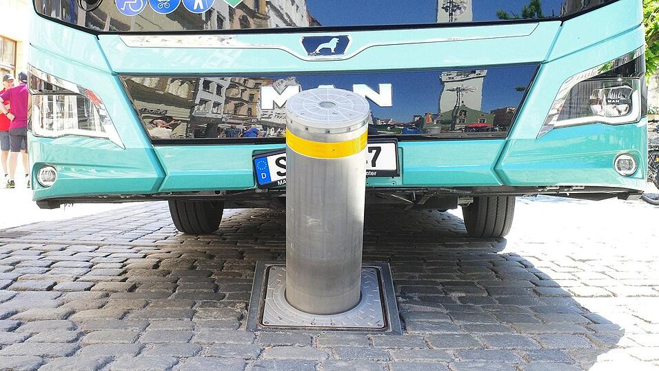 Diesmal erwischte der Poller einen Stadtbus.