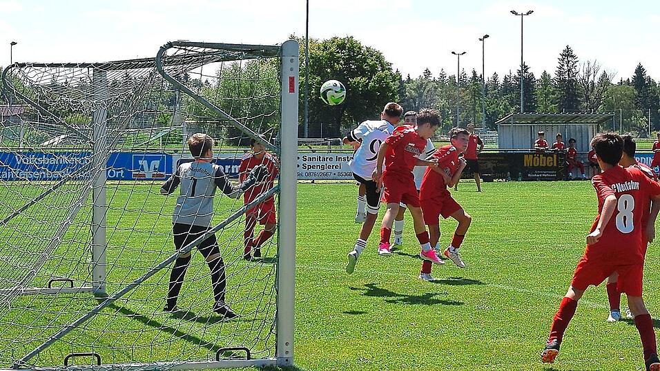 Narti Haxhija köpft nach einer Ecke das 2:1 für die SG FC Moosburg-FC Wang. Narti Haxhija köpft nach einer Ecke das 2:1 für die SG FC Moosburg-FC Wang.