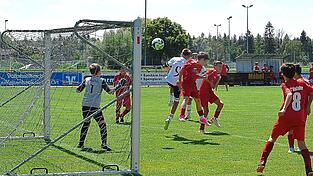Narti Haxhija k&ouml;pft nach einer Ecke das 2:1 f&uuml;r die SG FC Moosburg-FC Wang.