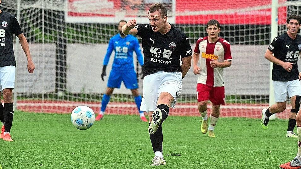 Lukas Leutner leitete mit seinem Tor zum 1:0 den 2:0-Sieg am Dienstag im Derby beim SSV Jahn Regensburg II ein. Lukas Leutner leitete mit seinem Tor zum 1:0 den 2:0-Sieg am Dienstag im Derby beim SSV Jahn Regensburg II ein.