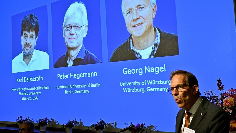 Zweimal Deutschland, einmal USA: Thomas Perlmann von der Nobelversammlung des Stockholmer Karolinska-Instituts gibt die diesjährigen Medizin-Nobelpreisträger bekannt. Zweimal Deutschland, einmal USA: Thomas Perlmann von der Nobelversammlung des Stockholmer Karolinska-Instituts gibt die diesjährigen Medizin-Nobelpreisträger bekannt.