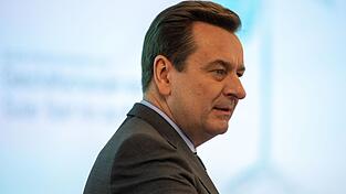 Munich Re Vorstandschef Joachim Wenning. Der Dax-Konzern ist eines der wenigen Unternehmen an der Frankfurter Börse, das derzeit glänzende Geschäfte macht. (Archivbild)