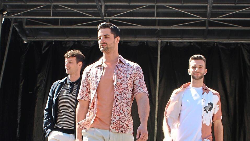 Models pr&auml;sentieren auf dem Laufsteg die neuen Modetrends.