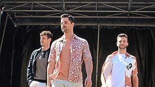 Models pr&auml;sentieren auf dem Laufsteg die neuen Modetrends.