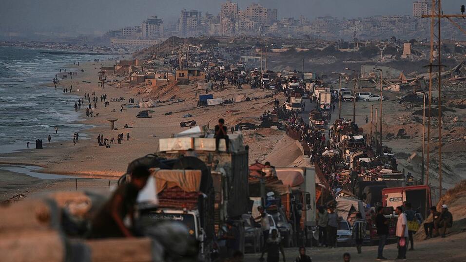 Es gibt im Gazastreifen nur zwei größere Straßen vom Norden in den Süden. Nur eine hat die israelische Armee für Flüchtlinge aus der Stadt Gaza geöffnet, die Al-Raschid-Straße an der Küste entlang. Auf ihr staut sich alles, was irgendwie noch fahren oder laufen kann: völlig überladene Transporter, meterhoch mit Matratzen bepackte schrottreife Autos, Eselskarren und Fußgänger mit Handwagen. (Archivbild)
