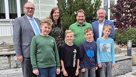 Sie gehören zu den ersten Jungs bei den Ursulinen (von links): Manuel und Milan besuchen die gemischte Klasse am Gymnasium, hier zusammen mit Schulleiter Thomas Saller und ihrer Klassenleiterin Stefanie Grimm. Sebastian und Michael gehen in eine von fünf gemischten Klassen an der Realschule, hier mit Schulleiter Ludwig Erl und Wolfgang Ernst, dem Geschäftsführer der Schulstiftung.