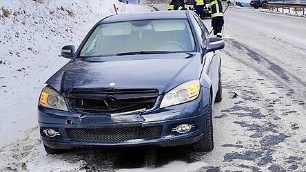 Der demolierte Mercedes des vorfahrtsberechtigten Unfallbeteiligten.