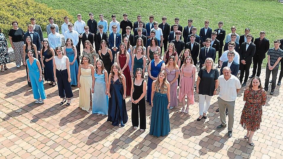 Gruppenbild zum Abschied: die Absolventen der Realschule mit Konrektorin Julia Firsching (rechts), Barbara Zwicknagl (links) von der erweiterten Schulleitung und ihren Klassenlehrern. Gruppenbild zum Abschied: die Absolventen der Realschule mit Konrektorin Julia Firsching (rechts), Barbara Zwicknagl (links) von der erweiterten Schulleitung und ihren Klassenlehrern.