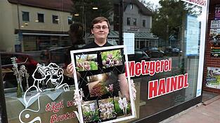 Kunststudent Elias Haindl mit seiner Schaufensterdeko „Blüten der Verschwendung“, die in der Metzgerei Haindl auf das Thema Müll hinweisen soll. Kunststudent Elias Haindl mit seiner Schaufensterdeko „Blüten der Verschwendung“, die in der Metzgerei Haindl auf das Thema Müll hinweisen soll.