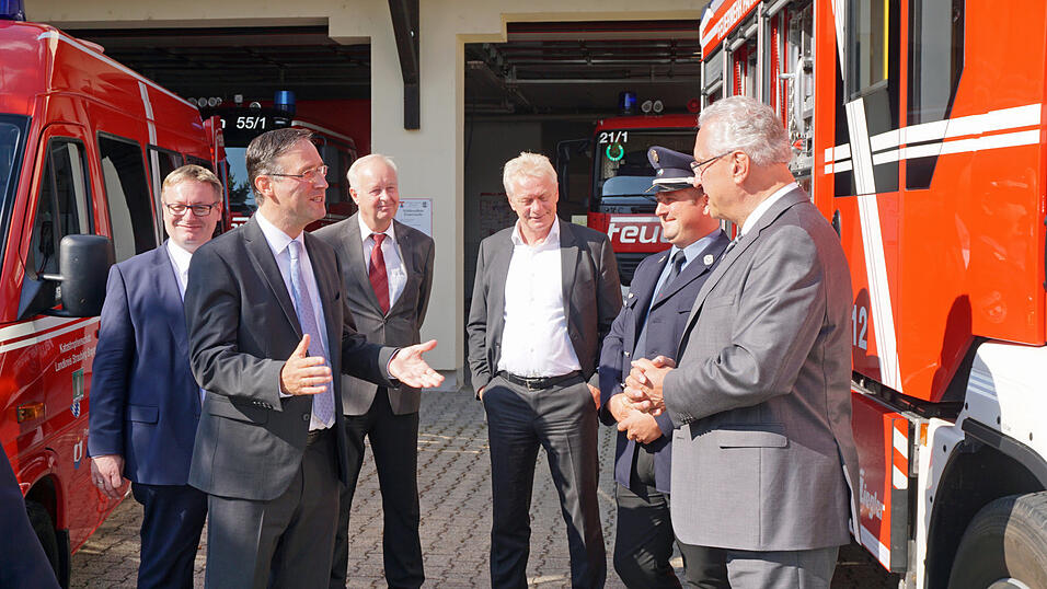 Ein l&auml;ngerer reger Meinungsaustausch zu Feuerwehren entwickelte sich zwischen Josef Zellmeier MdL, B&uuml;rgermeister Martin Panten, 2. B&uuml;rgermeister Franz Listl, Alois Rainer MdB, Kommandant der FFW Parkstetten Robert Wacker und Innenminister Joachim Herrmann (von links).