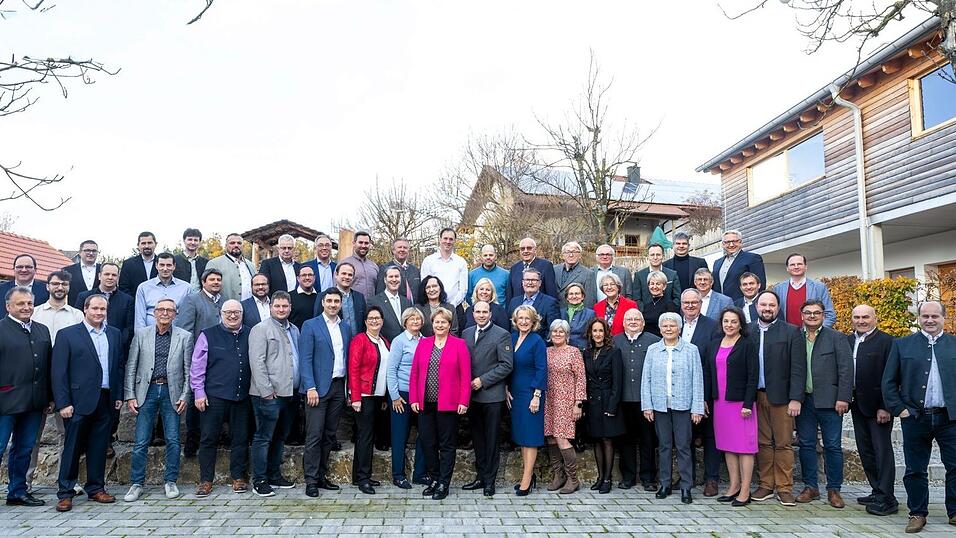 Die CSU-Kreistagskandidaten um Landratskandidatin Claudia Geilersdorfer.