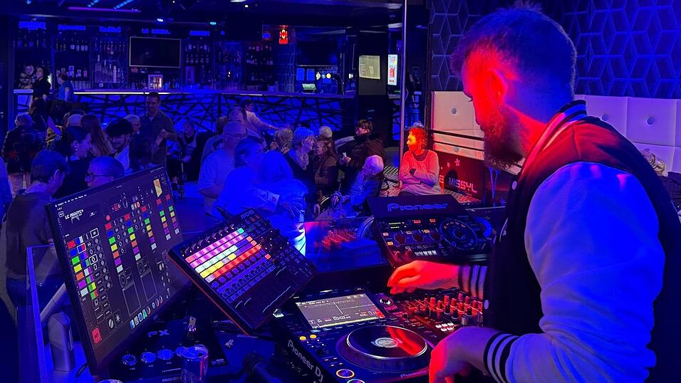 Für die Senioren spielt der DJ Hits aus deren Jugend. Für die Senioren spielt der DJ Hits aus deren Jugend.