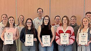 Geehrt wurden von den Narrhallapr&auml;sidenten Theresa Mooshofer (4.v.r.) und Matthias Stanglmaier (r.) und Hofmarschall Mane Venhoda (2.v.r.) langj&auml;hrige Mitglieder der Narrhalla: (v.l.) Florian G&ouml;tz, Eva Wohlschl&auml;ger, Karolina G&uuml;nthner, Marlene Goldbrunner, Katharina Anneser, Peter Schuster, Antonia Wittmann, Margit Zehentmaier, Christina Gl&uuml;ck und Sophia Pownuk.