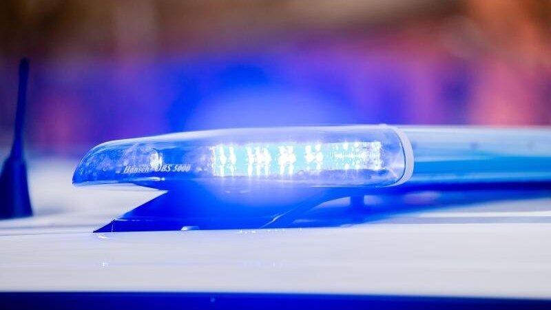 Das Blaulicht eines Polizeifahrzeuges leuchtet. Das Blaulicht eines Polizeifahrzeuges leuchtet.